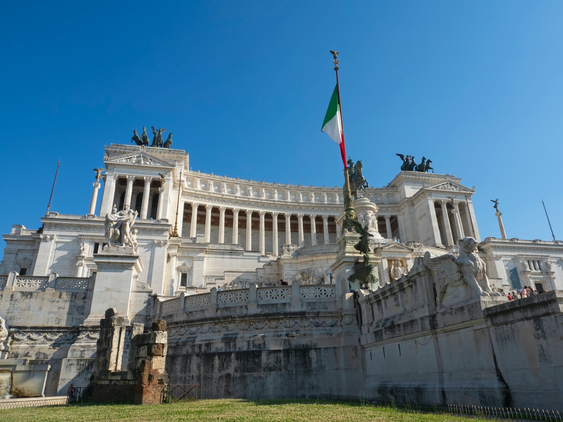 In Italia è stata proposta una nuova normativa per dividere le banche al dettaglio e di investimento